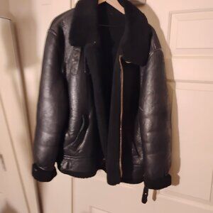 Black B-3 Bomber jacket leather. Size 42.( Fits XL).